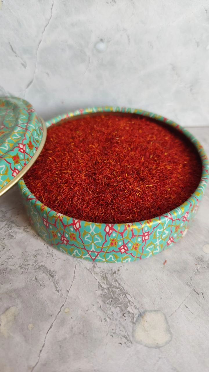20 گرم زعفران نرمه در ظرف فلزی