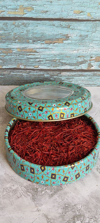 زعفران نگین در ظرف فلزی