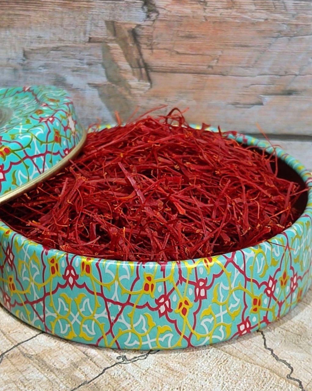 زعفران نگین در ظرف فلزی