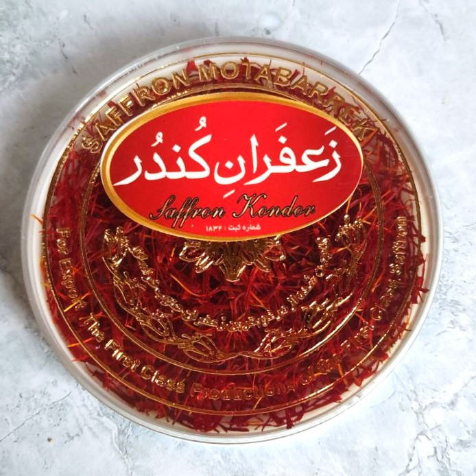 زعفران پوشال در ظرف پلاستیکی