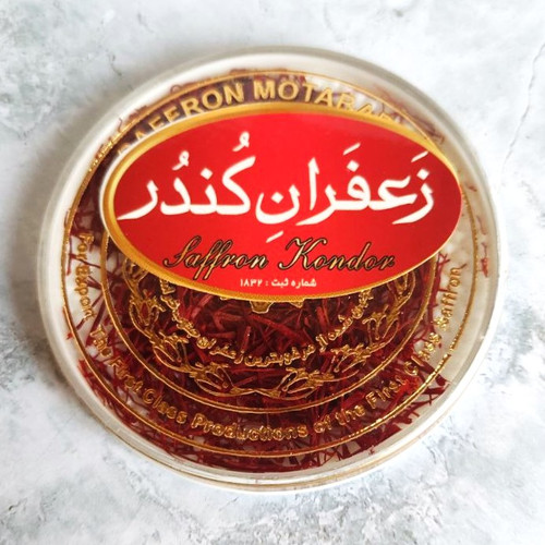 زعفران سرگل در ظرف پلاستیکی