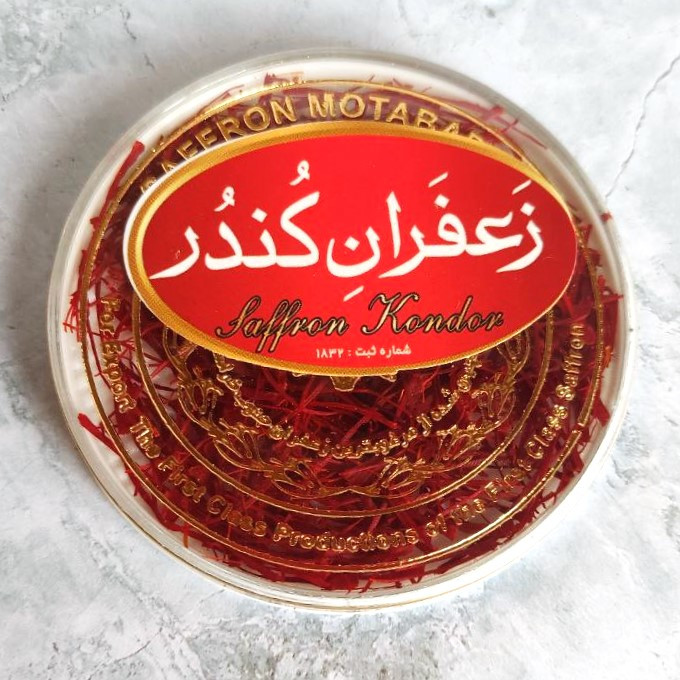 زعفران سوپر نگین اتویی در ظرف پلاستیکی