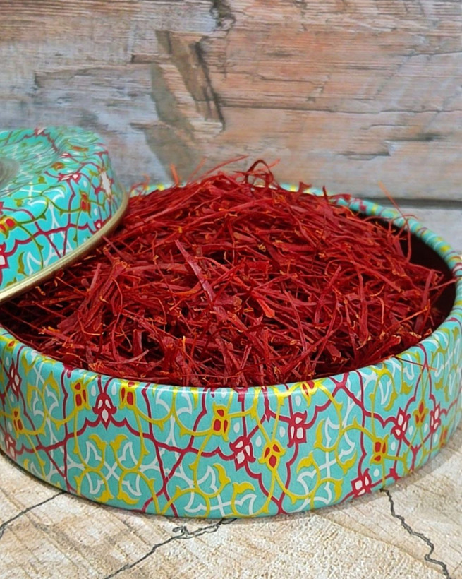 زعفران نگین در ظرف فلزی