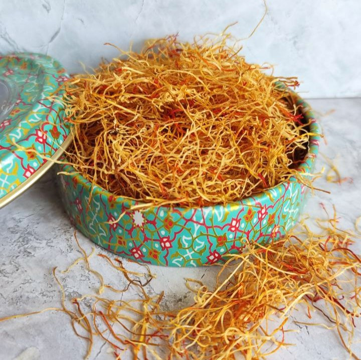 یک مثقال(4/6 گرم) ریشهی زعفران در ظرف فلزی