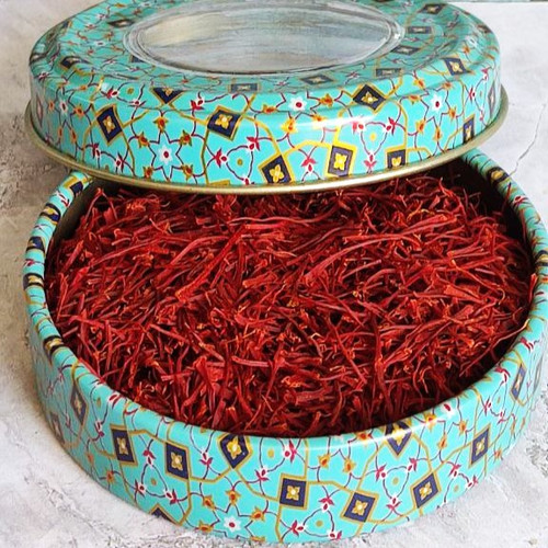 زعفران سرگل یک مثقالی در ظرف فلزی